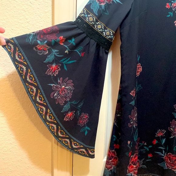 Flying Tomato Floral V-Neck Peasant Bell Sleeve Flowy Tunic Blouse Sz Medium - Picture 5 of 6